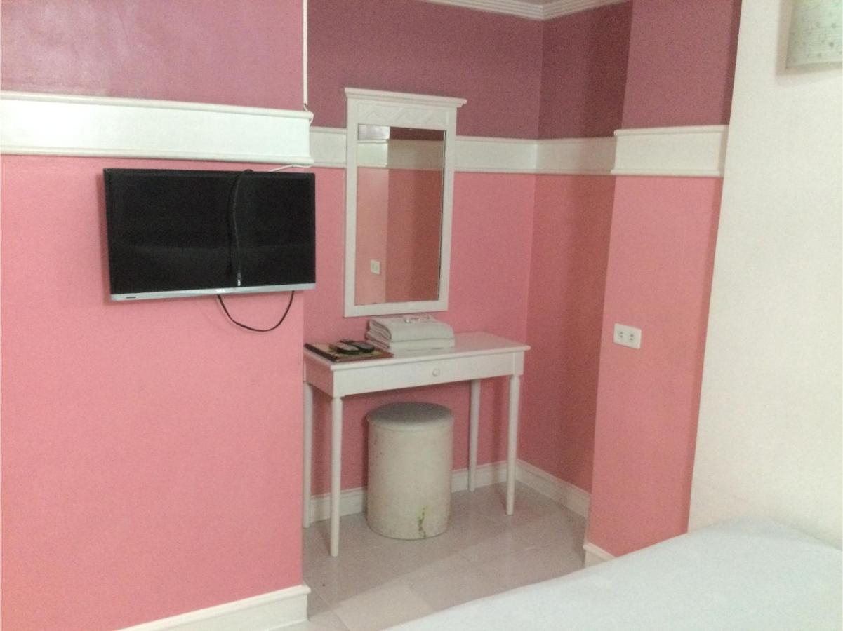 Oyo 817 Vista Apartelle 曼达卢永 外观 照片
