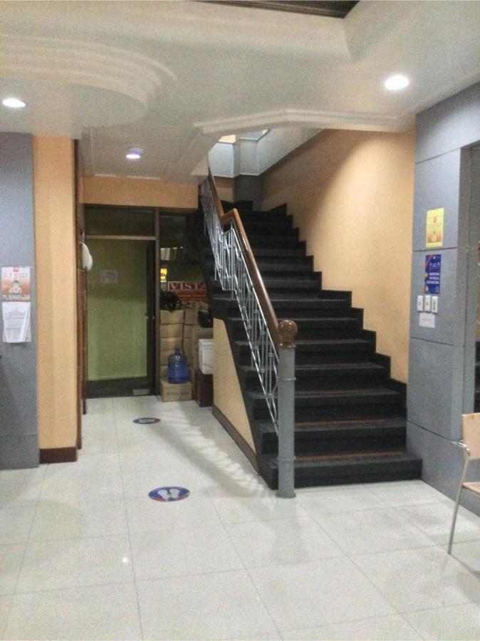 Oyo 817 Vista Apartelle 曼达卢永 外观 照片