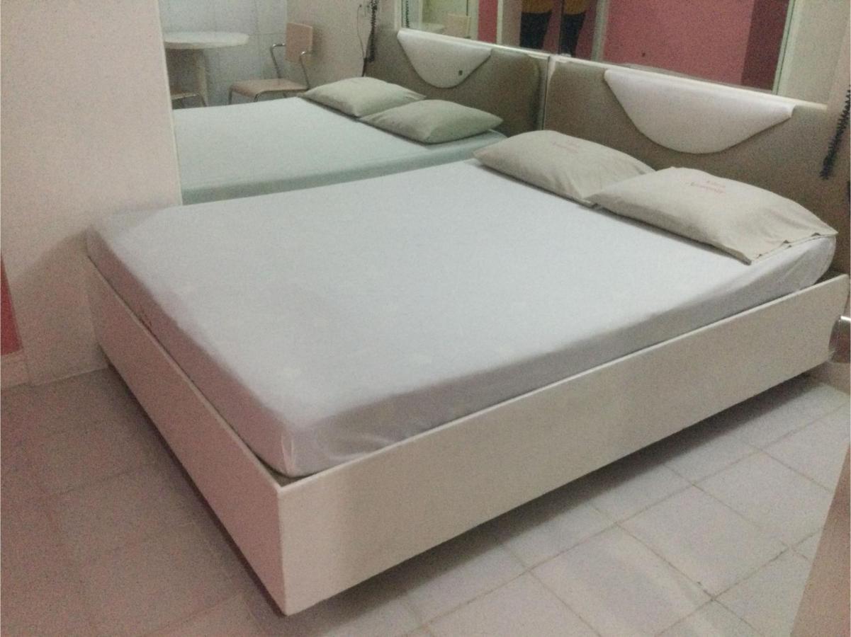 Oyo 817 Vista Apartelle 曼达卢永 外观 照片