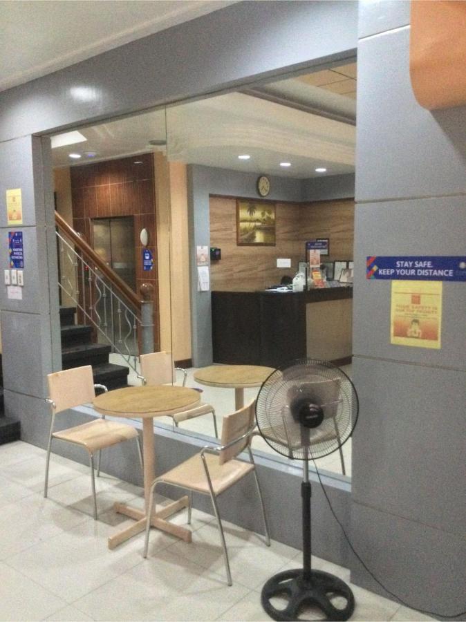 Oyo 817 Vista Apartelle 曼达卢永 外观 照片